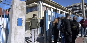 παιδια σχολειο καγκελοπορτα