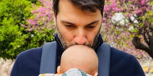 Ο Παναγιώτης Χατζηδάκης φιλάει τον γιο του