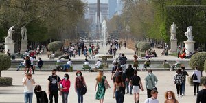κόσμος περπατά στο Παρίσι με μάσκες εν μέσω πανδημίας