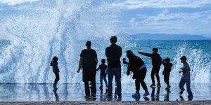 Κόσμος στην παραλία του Φαλήρου με κυματισμό