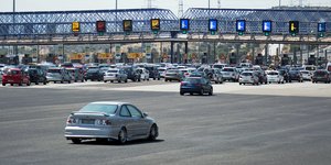 Αυτοκίνητα στα διόδια στην Εθνική Οδό