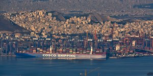 Φορτηγό πλοίο της Cosco στο λιμάνι του Πειραιά