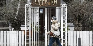 Πεζή έξω από εστιατόριο στην Ιταλία