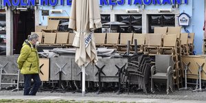 Πεζός έξω από κλειστό εστιατόριο στην Γερμανία