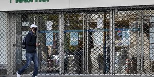 Πεζός με μάσκα έξω από κλειστό κατάστημα στην Γερμανία