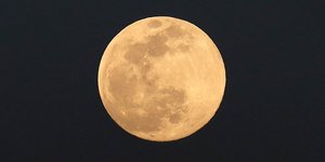 Η ροζ πανσέληνος πάνω από την Κύπρο