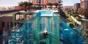 Γυναίκα κολυμπά σε διαφανή πισίνα