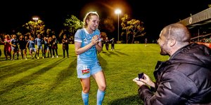 Πρόταση γάμου σε ποδοσφαιρίστρια στην Αυστραλία