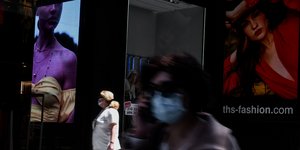 Πολίτες με μάσκες στους δρόμους