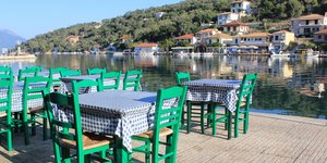 πρασινες καρεκλες θαλασσα