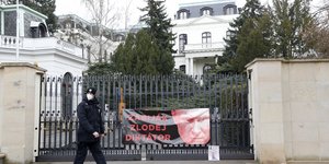 Αστυνομικός έξω από την πρεσβεία της Ρωσίας στην Πράγα
