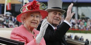 Ο πρίγκιπας Φίλιππος και η βασίλισσα Ελισάβετ χαιρετούν μέσα από άμαξα