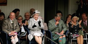 Η βασίλισσα Ελισάβετ, ο πρίγκιπας Φίλιππος και ο πρίγκιπας Κάρολος γελούν με την ψυχή τους