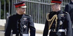 Ο πρίγκιπας Χάρι και ο πρίγκιπας Γουίλιαμ με στρατιωτικές στολές