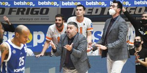 Προμηθέας Πάτρας Μάκης Γιατράς σακάκι αντιδρασεις πάγκος παίκτες