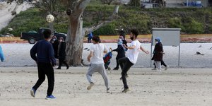 Προσφυγόπουλα παιζουν ποδοσφαιρο
