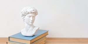 προτομή πάνω σε βιβλία