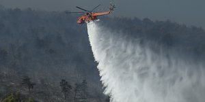 Ελικόπτερο επιχειρεί σε πυρκαγιά