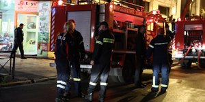 Πυροσβέστες δίπλα σε όχημα συνομιλούν