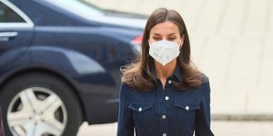 Η βασίλισσα Λετίθια με τζιν φόρεμα