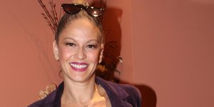 Ρέα Τουτουνζή με σακάκι