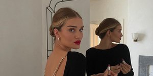 To μοντέλο Ρόζι Χάντινγκτον με μαύρο φόρεμα