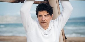 O Σάκης Ρουβάς κόβει ξύλα με στιλ