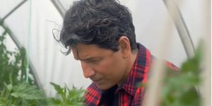 Ο Σάκης Ρουβάς στο θερμοκήπιό του