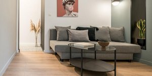 Μοντέρνο σαλόνι με γκρι καναπέ