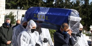 Βασίλης Σεβαστής: Σκεπασμένος με τη σημαία του ΣΕΓΑΣ οδηγήθηκε στην τελευταία του κατοικία