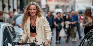 γυναίκα με σακάκι στην εβδομάδα μόδας