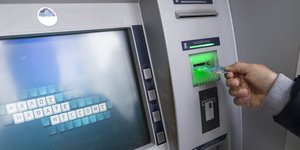 Συντάξεις πληρωμες χέρι παίρνει χρήματα από το ΑΤΜ