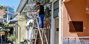 Εργαζόμενος πάνω σε σκάλα 