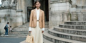 γυναίκα με σακάκι και γυαλιά στην εβδομάδα μόδας