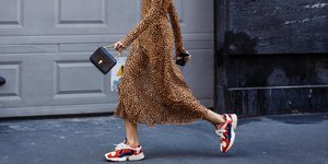 γυναίκα με φόρεμα και sneakers στην εβδομάδα μόδας