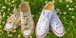 Κόλπο για να γίνουν πάλι τα παλιά sneakers oλόλευκα