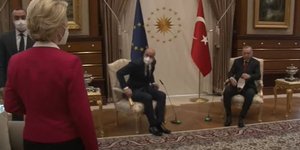 H στιγμή που η Φον ντερ Λάιεν ψάχνει θέση δίπλα στον Τούρκο πρόεδρο