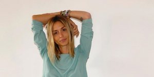 Η Σοφία Καρβέλα με τζιν