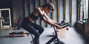 γυναίκα κάνει ποδήλατο