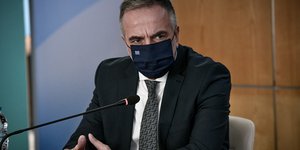 Ο Σταύρος Καλαφάτης με μάσκα