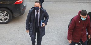 Ο Στέλιος Πέτσας με μάσκα