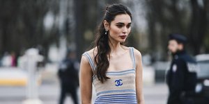 γυναίκα με φόρεμα στην εβδομάδα μόδας