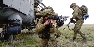 στρατιώτες με όπλα