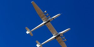 Πτήση του Stratolaunch του διπλού αεροσκάφους «καταμαράν των αιθέρων»