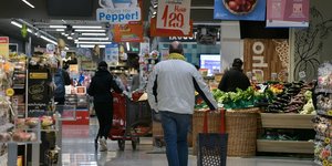 Κόσμος σε σούπερ μάρκετ