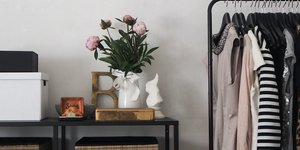 ρούχα σε κρεμάστρα