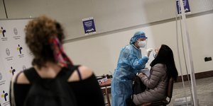 Πολίτης υποβάλλεται σε rapid test