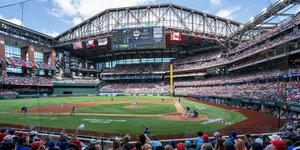 Οι Texas Rangers υποδέχτηκαν σε αγώνα μπέιζμπολ τους Blue Jays, στο πρώτο γεμάτο γήπεδο στον κόσμο κατά την πανδημία