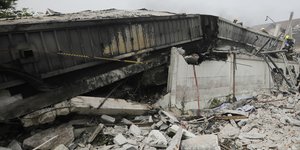 Κατάρρευση τριώροφου κτιρίου στην Ταϊλάνδη