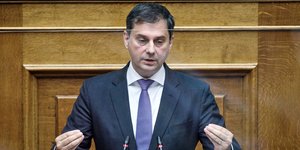 Ο Χάρης Θεοχάρης στη Βουλή